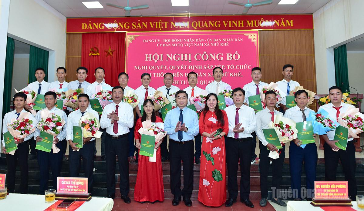 Phó Bí thư Tỉnh ủy, Chủ tịch Ủy ban MTTQ Việt Nam tỉnh Ma Thế Hồng và lãnh đạo xã Nhữ Khê chúc mừng các Trưởng thôn.