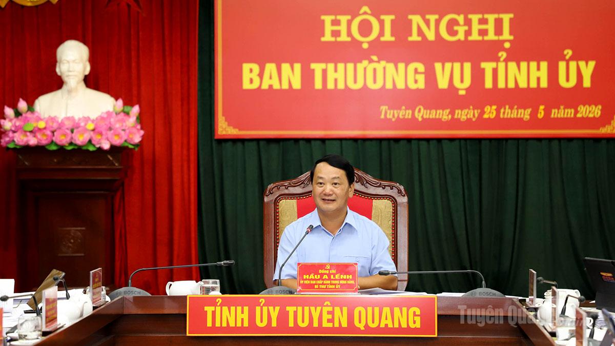 Bí thư Tỉnh ủy Hầu A Lềnh phát biểu tại hội nghị.