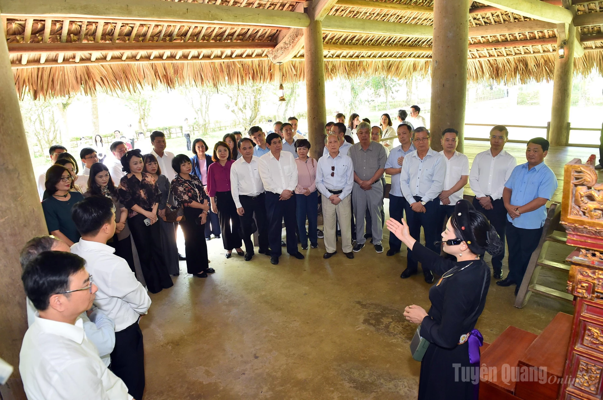 Các đại biểu dâng hương và nghe thuyết minh về các sự kiện trọng đại của đất nước tại đình Tân Trào.