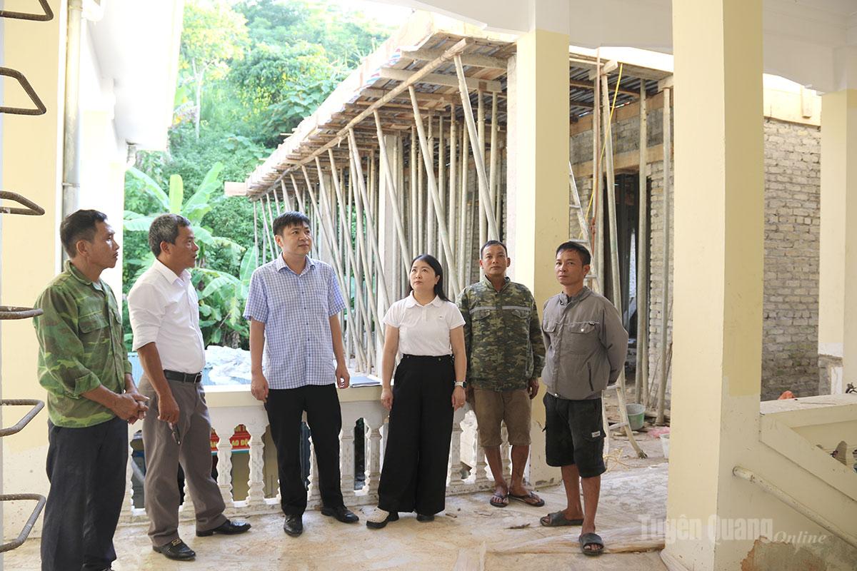 Lãnh đạo UBND xã Chiêm Hóa kiểm tra tiến độ thi công điểm Trường Mầm non Ngọc Hội, thôn Ngọc Thành.