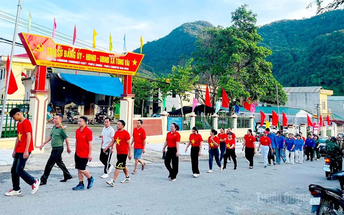 Xã Tùng Vài hưởng ứng chương trình đi bộ.