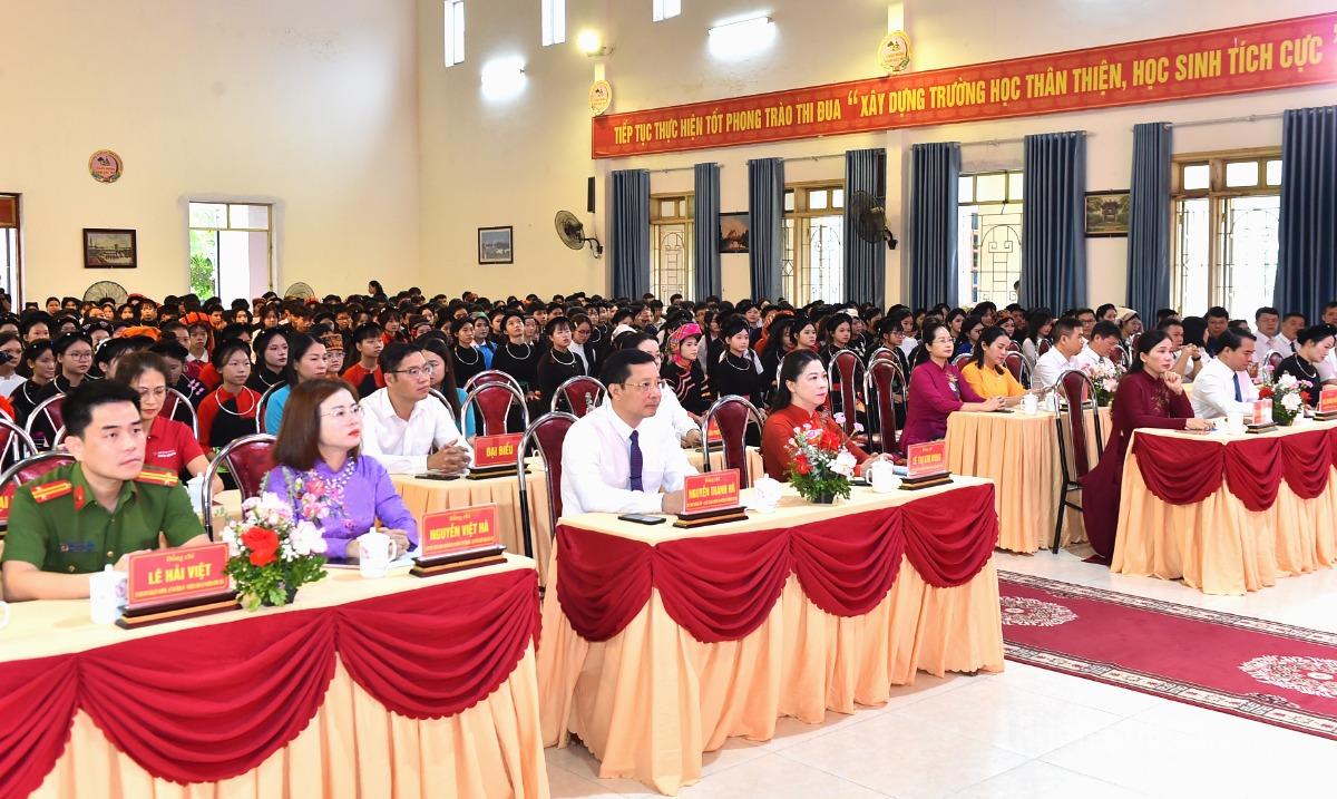 Đồng chí Lê Thị Kim Dung, Phó Bí thư Thường trực Tỉnh ủy, Trưởng đoàn ĐBQH tỉnh và các đại biểu cùng các em học sinh trong ngày khai giảng Phổ thông Dân tộc nội trú THPT tỉnh.