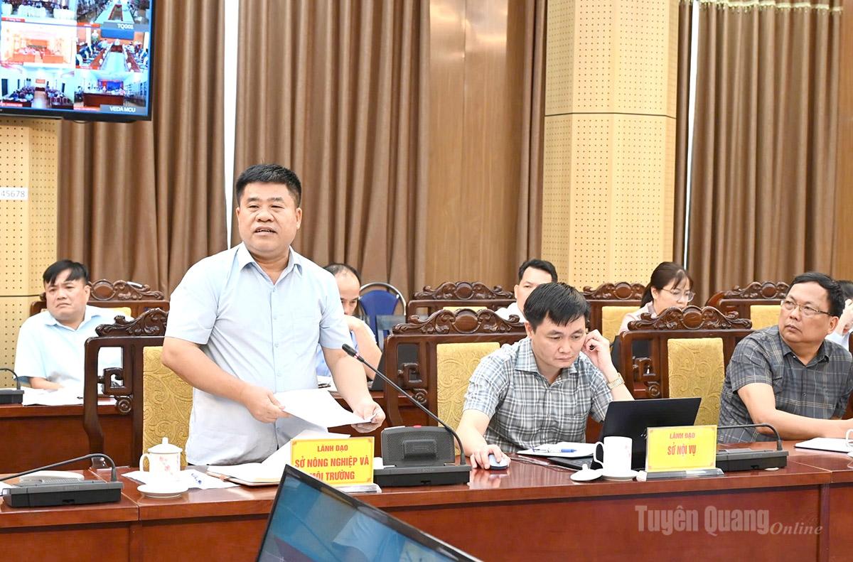 Lãnh đạo Sở Nông nghiệp và Môi trường báo cáo tiến độ chương trình mục tiêu quốc gia xây dựng nông thôn mới.