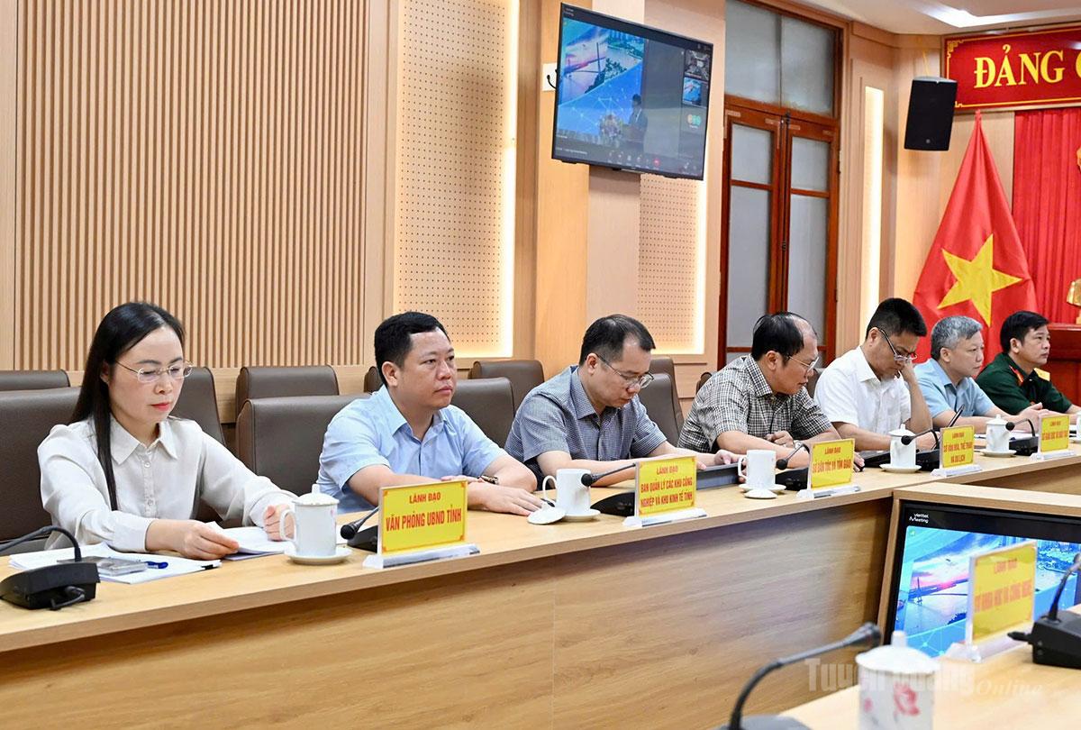 Lãnh đạo các sở, ngành dự họp tại điểm cầu Tuyên Quang.