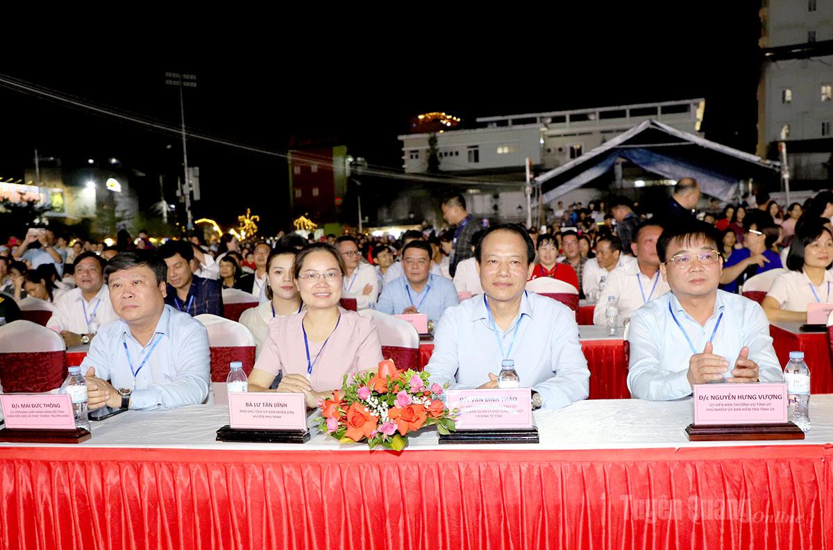 Các đại biểu dự Lễ hội hoa Tam giác giác mạch.