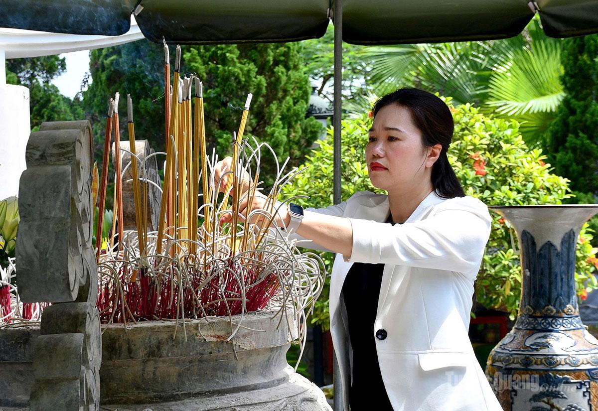 Đồng chí Bùi Thị Minh, Phó Bí thư Tỉnh ủy, Chủ tịch Ủy ban MTTQ Việt Nam tỉnh dâng hương tri ân các Anh hùng liệt sĩ.