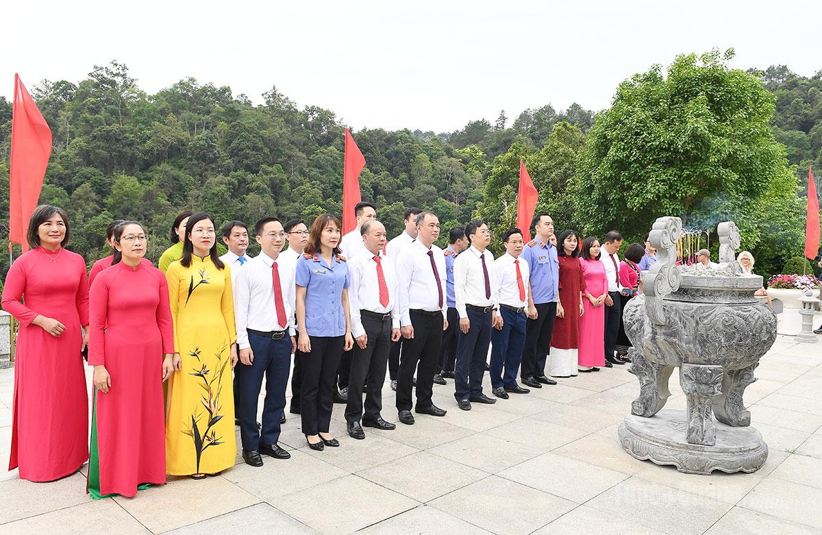 Các đại biểu dâng hương tưởng nhớ Chủ tịch Hồ Chí Minh tại Khu Di tích Quốc gia đặc biệt Pác Bó (xã Trường Hà, tỉnh Cao Bằng).