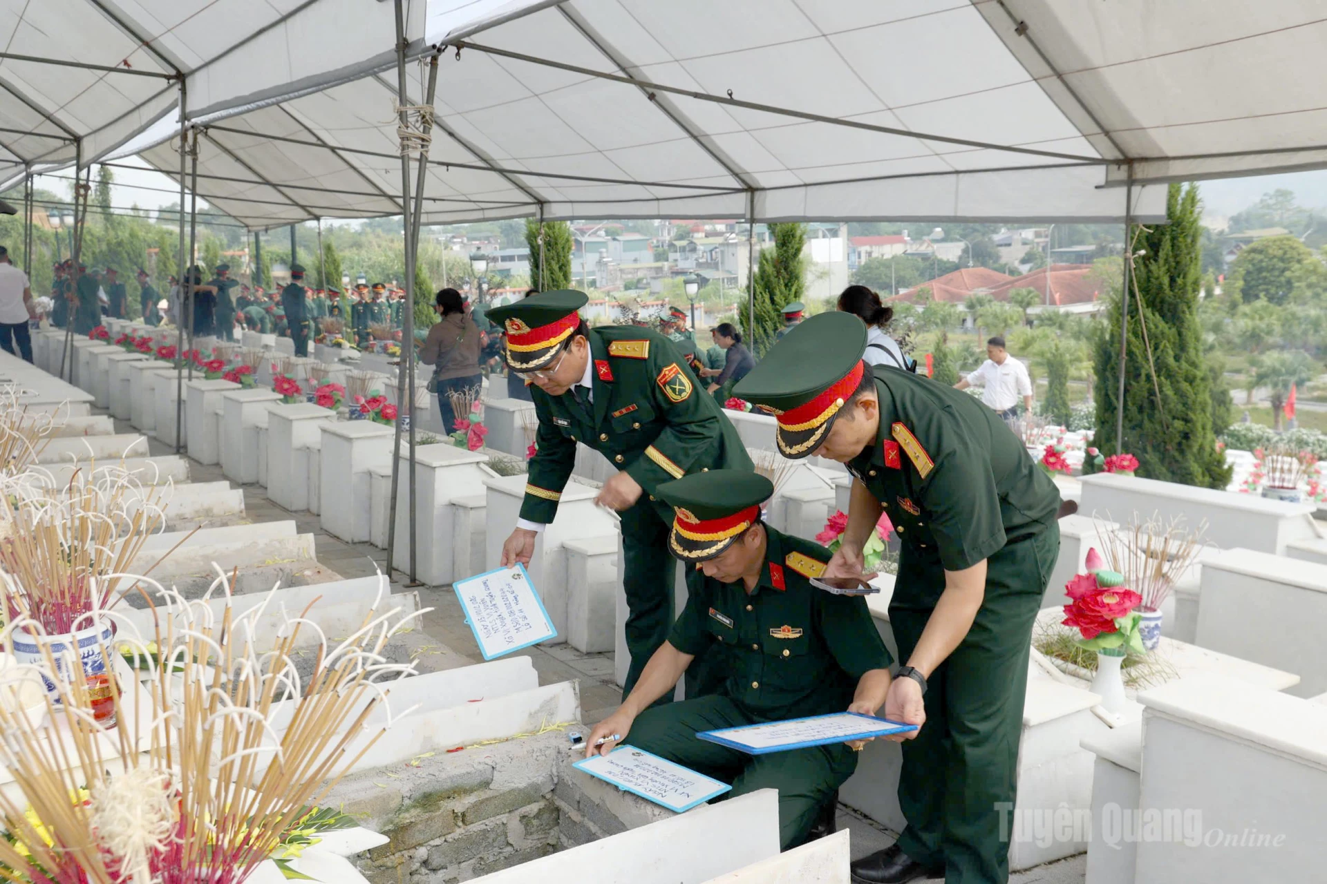 Các chiến sĩ cẩn trọng đánh dấu vị trí từng phần mộ. (Ảnh: Minh Châu)