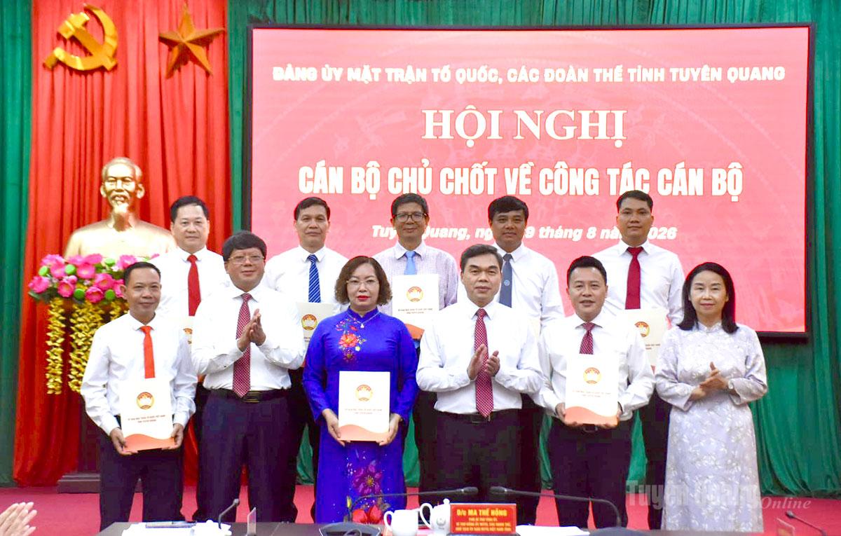 Đồng chí Ma Thế Hồng, Phó Bí thư Tỉnh ủy, Chủ tịch Ủy ban MTTQ Việt Nam tỉnh trao quyết định thành lập chi bộ trực thuộc Đảng bộ MTTQ, các đoàn thể tỉnh Tuyên Quang.