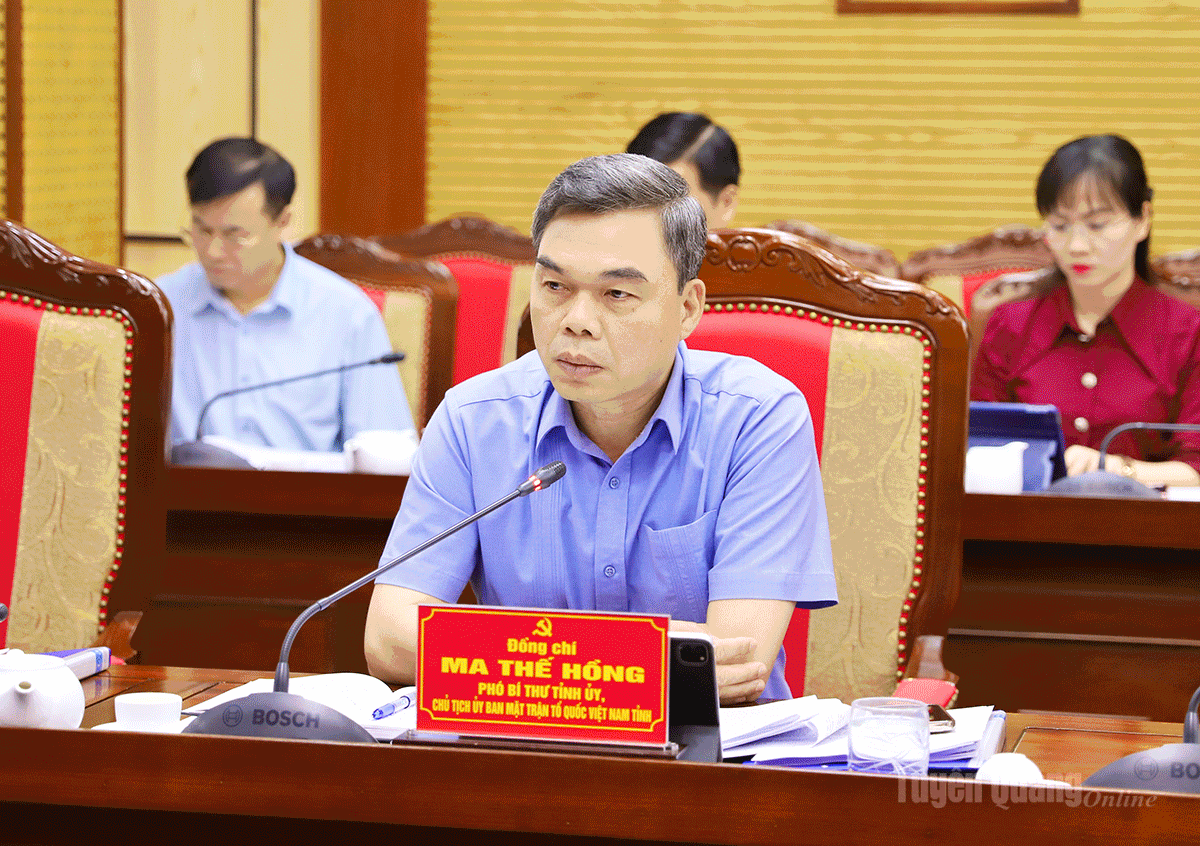 Phó Bí thư Tỉnh uỷ, Chủ tịch Uỷ ban MTTQ tỉnh Ma Thế Hồng tham gia ý kiến vào các nội dung cuộc họp.