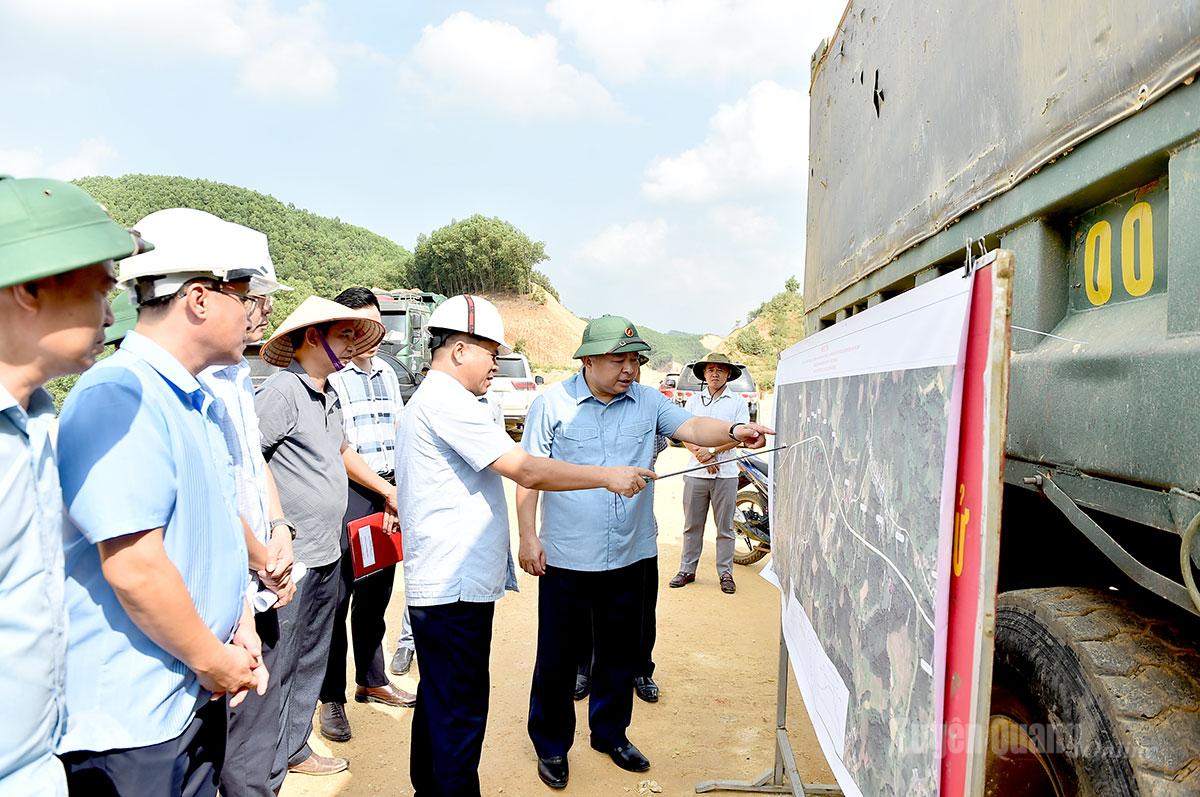 Chủ tịch UBND tỉnh Phan Huy Ngọc kiểm tra tiến độ Dự án tuyến đường từ thị trấn Sơn Dương đi xã Tân Trào.