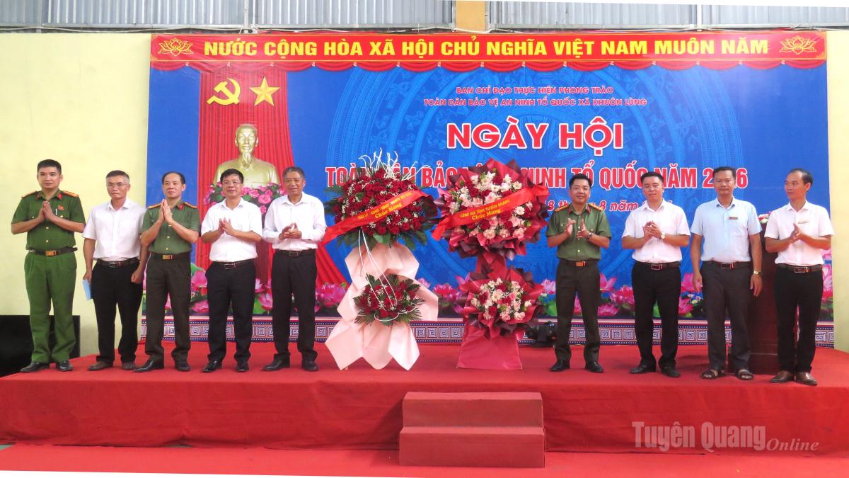 Đồng chí Nguyễn Hồng Trang và lãnh đạo Công an tỉnh tặng hoa chúc mừng Ngày hội Toàn dân bảo vệ an ninh Tổ quốc xã Khuôn Lùng năm 2026.