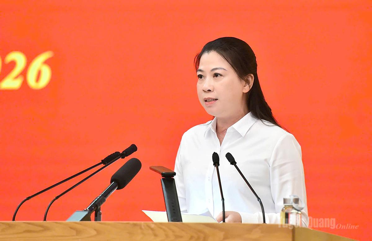 Đồng chí Phó Bí thư Thường trực Tỉnh ủy, Trưởng đoàn ĐBQH tỉnh Lê Thị Kim Dung trình bày báo cáo tại hội nghị.