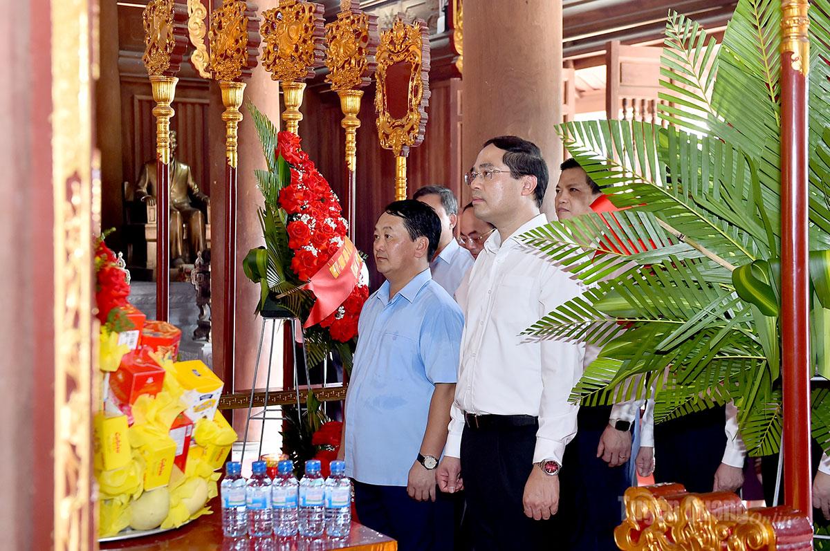 Các đồng chí lãnh đạo hai tỉnh Tuyên Quang và Thái Nguyên dâng hương tại Khu tưởng niệm Chủ tịch Hồ Chí Minh và các vị tiền bối cách mạng.