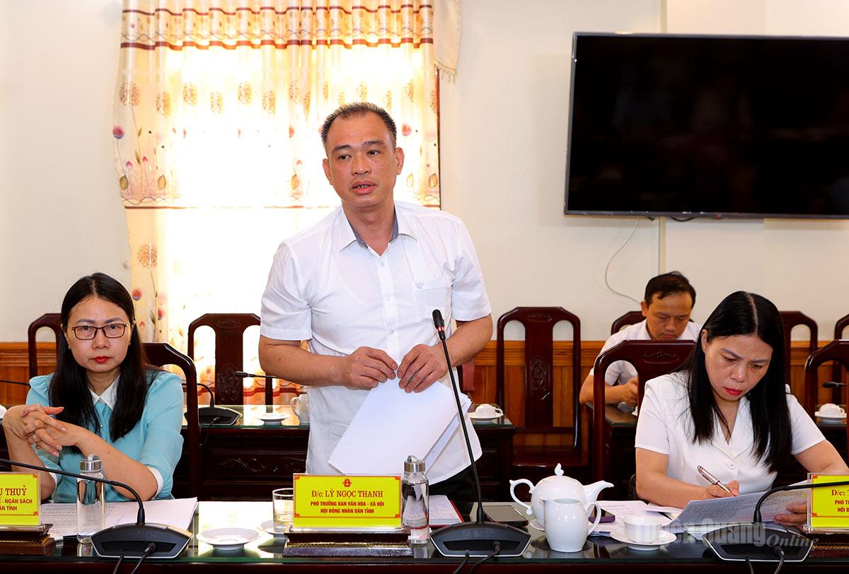 Lãnh đạo Ban Văn hóa - Xã hội HĐND tỉnh phát biểu ý kiến.