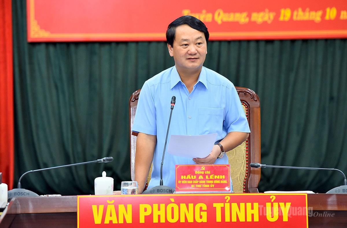 Đồng chí Bí thư Tỉnh ủy Hầu A Lềnh phát biểu tại hội nghị.