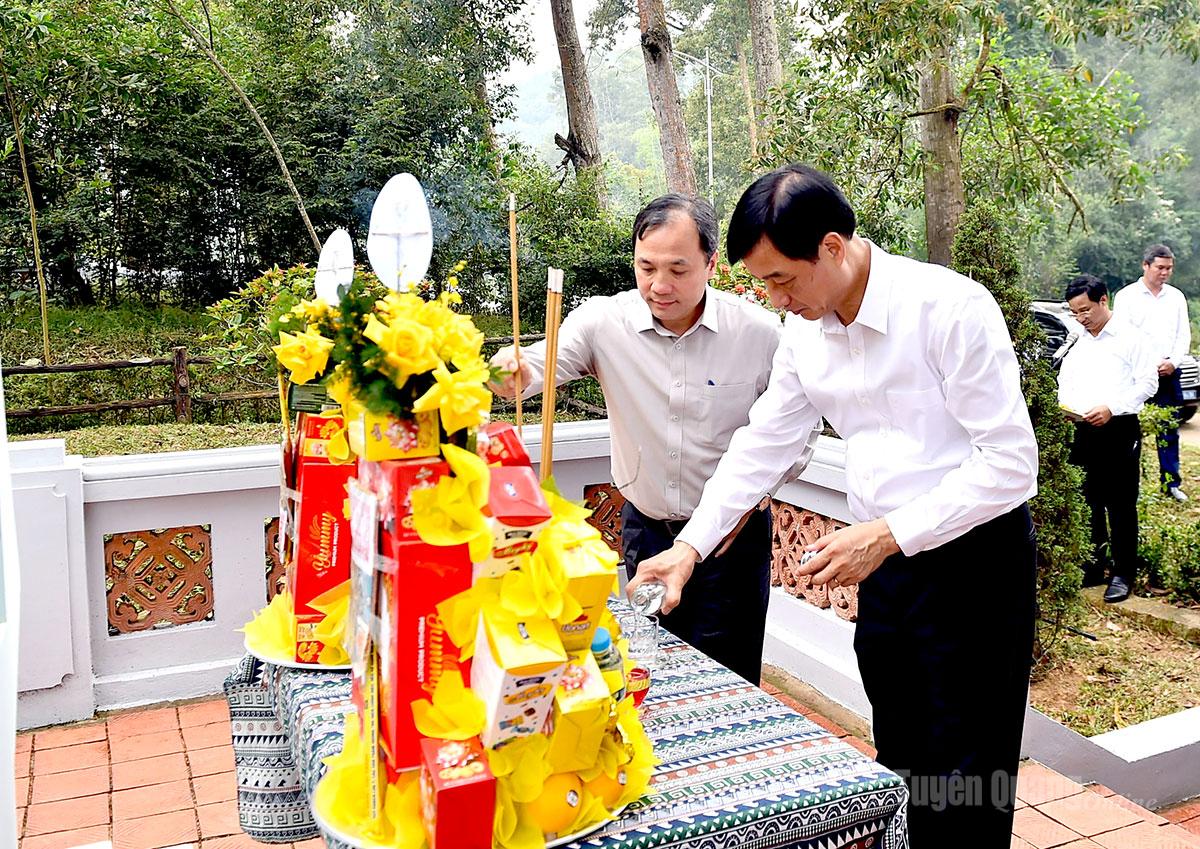 Các đồng chí lãnh đạo Ban Tổ chức Trung ương dâng hương tại Bia di tích thuộc thôn Khuôn Điển.
