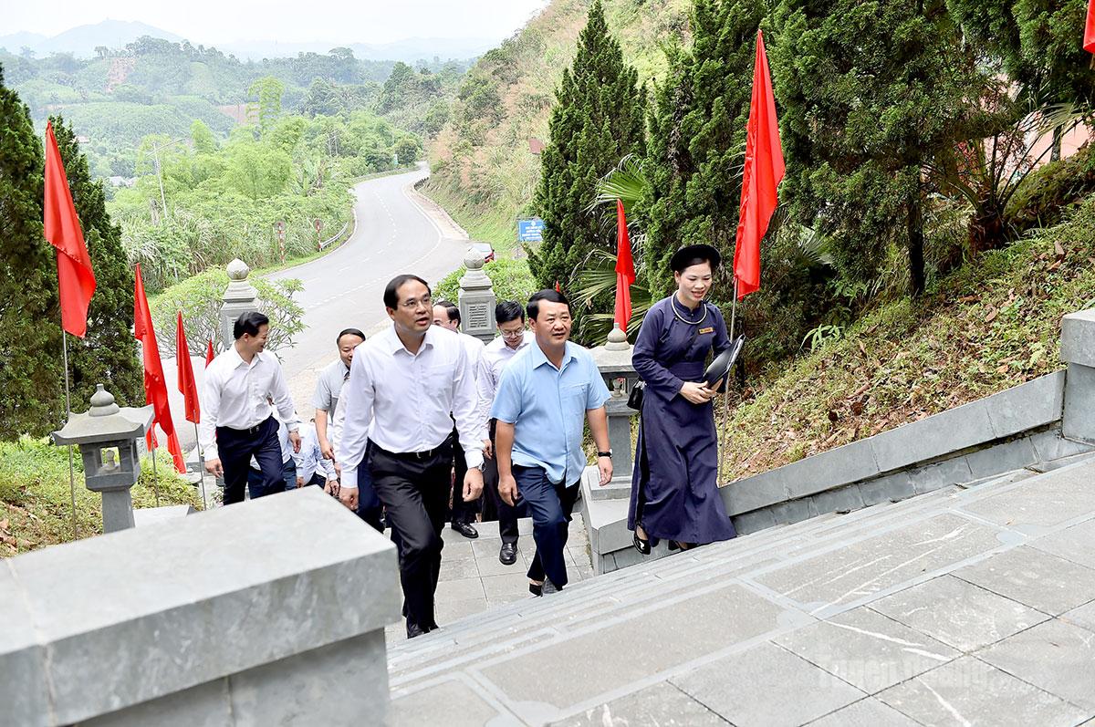 Các đồng chí lãnh đạo hai tỉnh Tuyên Quang và Thái Nguyên về nguồn tại Khu di tích quốc gia đặc biệt ATK Định Hóa.