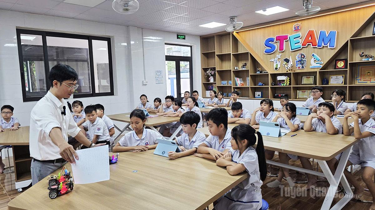 Thầy và trò trường
Tiểu học Lê Văn Tám
trong một tiết học STEAM.