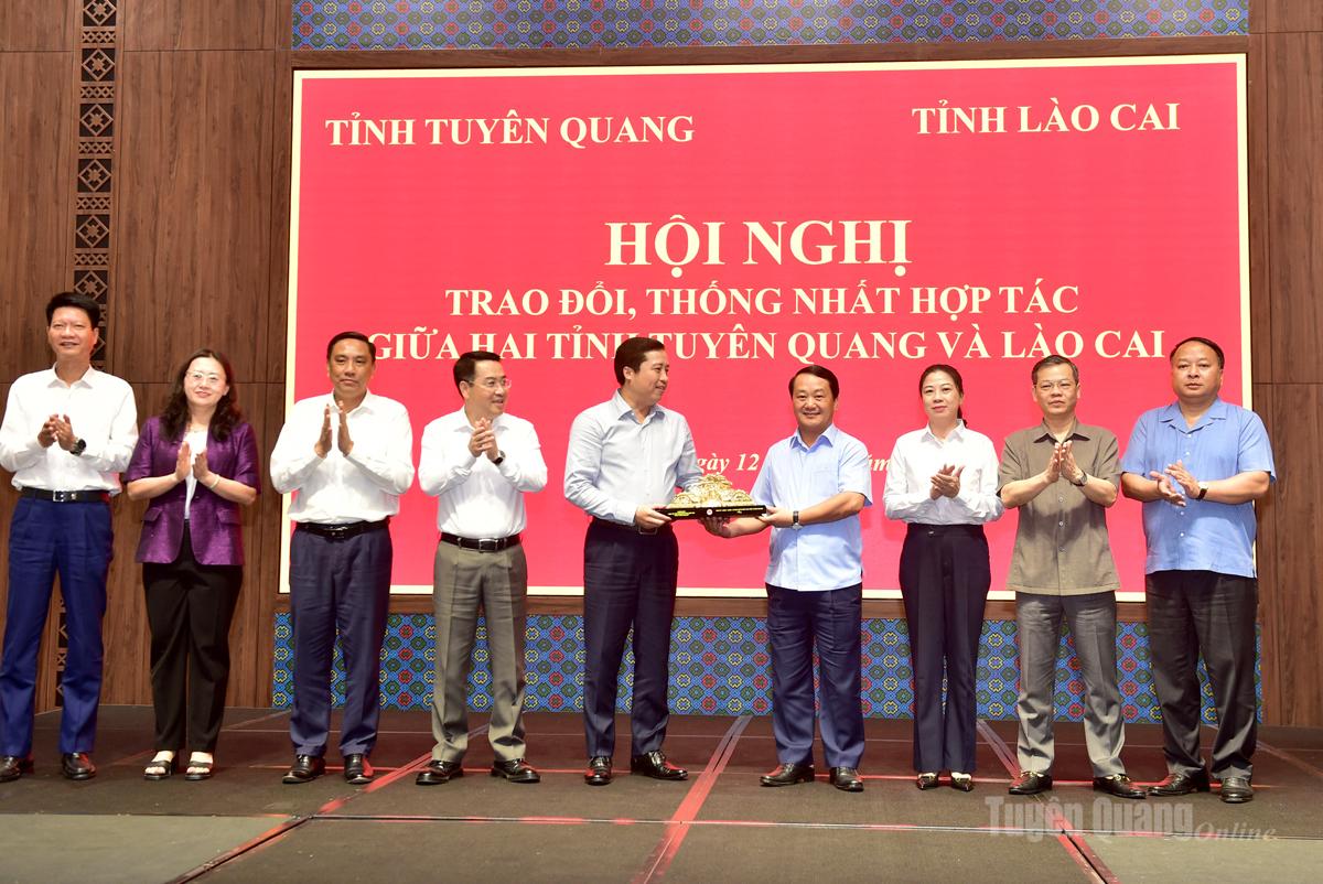 Các đồng chí lãng đạo tỉnh tặng quà lưu niệm cho Đoàn công tác tỉnh Lào Cai.