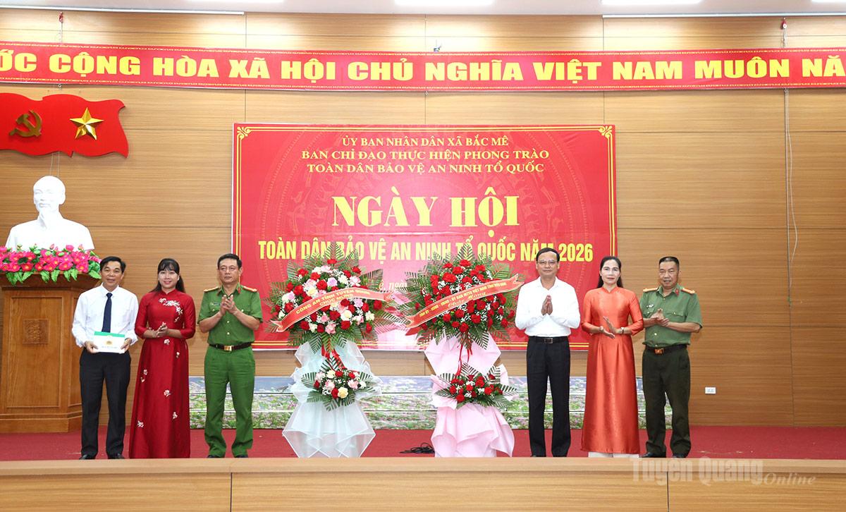 Phó Chủ tịch Thường trực UBND tỉnh và lãnh đạo Công an tỉnh tặng hoa chúc mừng xã Bắc Mê.
