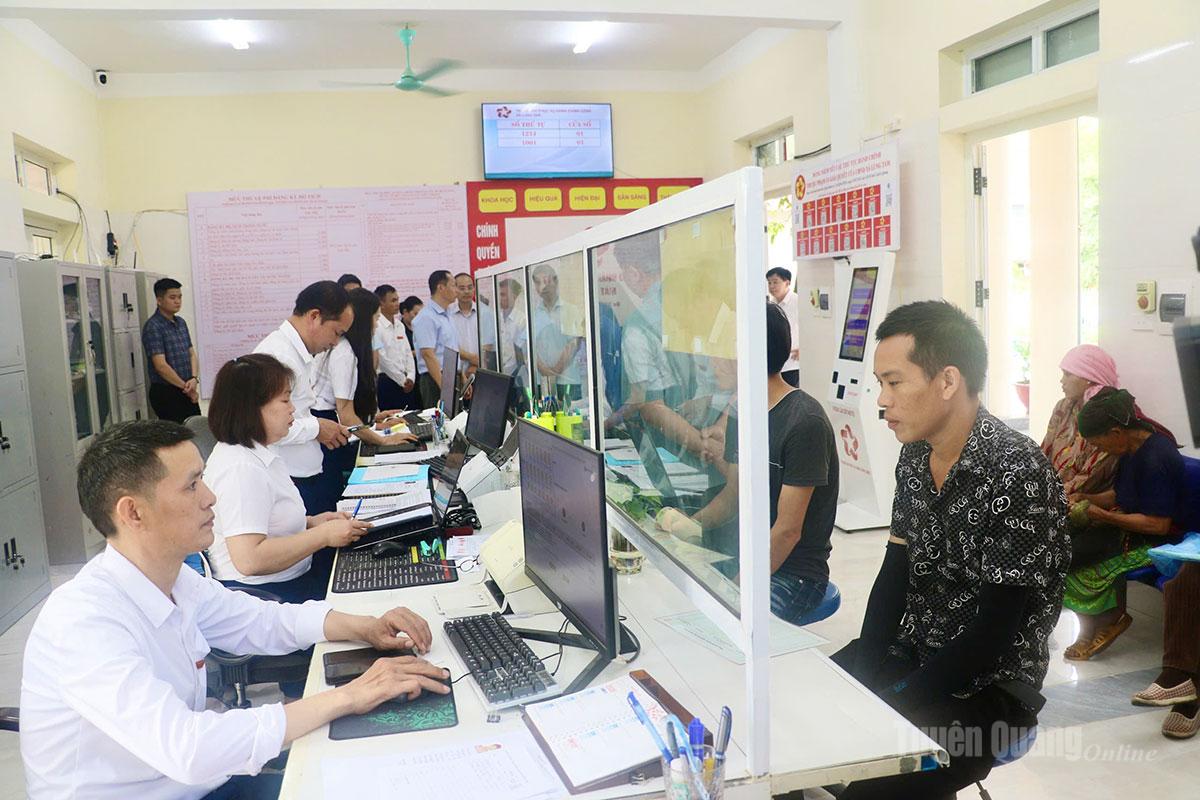 Cán bộ xã Lùng Tám tiếp nhận, xử lý hồ sơ thủ tục hành chính của người dân.