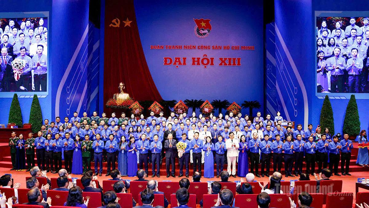 Các đồng chí Ban Bí thư, Ban Thường vụ, Ban Chấp hành Trung ương Đoàn khóa XIII ra mắt Đại hội.