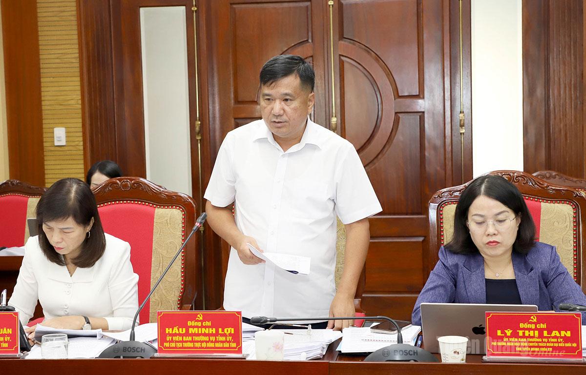 Phó Chủ tịch Thường trực HĐND tỉnh Hầu Minh Lợi thảo luận tại hội nghị.