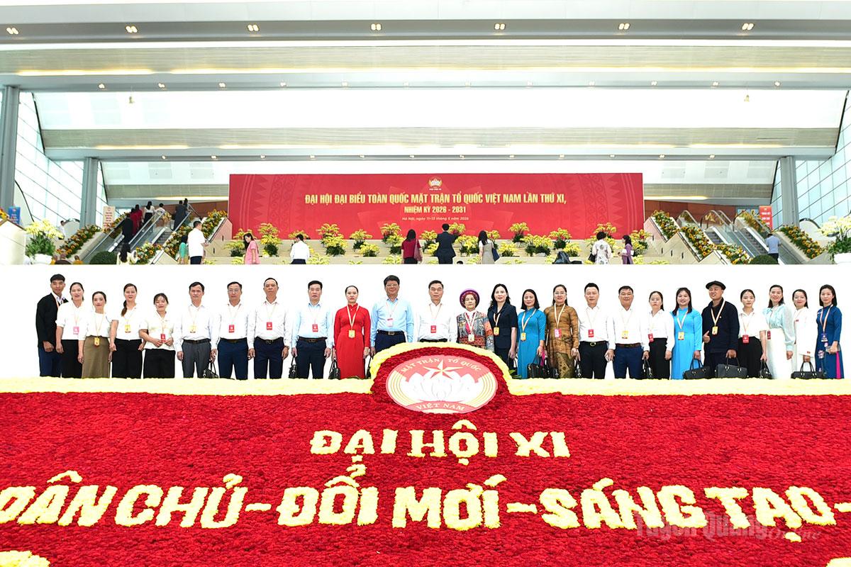 Đoàn đại biểu tỉnh Tuyên Quang chụp ảnh lưu niệm tại Đại hội.