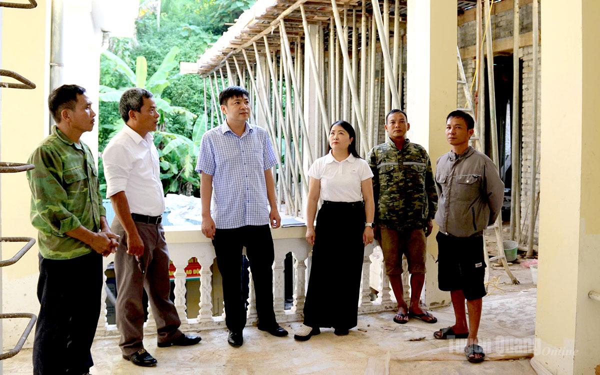 Lãnh đạo xã Chiêm Hóa kiểm tra tiến độ sửa chữa, nâng cấp điểm trường mầm non Ngọc Hội.