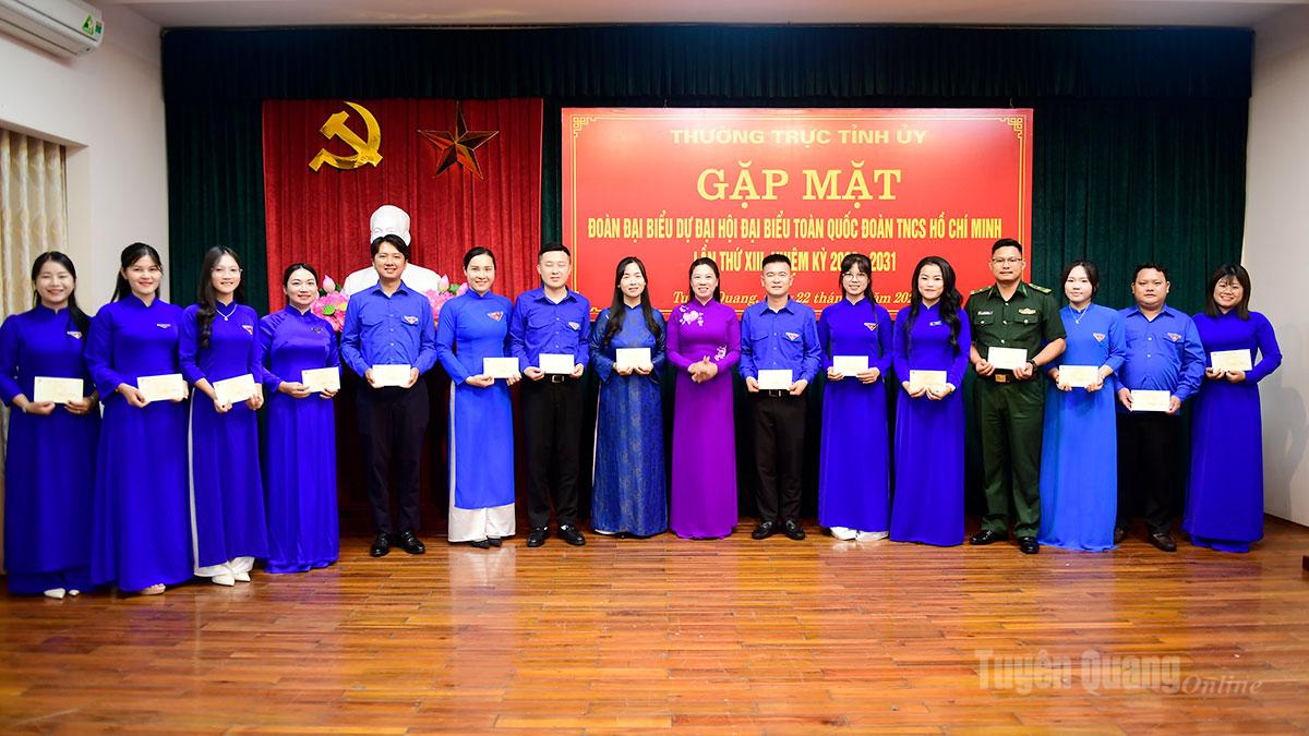 Thường trực Tỉnh ủy tặng quà cho Đoàn đại biểu dự Đại hội đại biểu toàn quốc Đoàn TNCS Hồ Chí Minh lần thứ XIII.