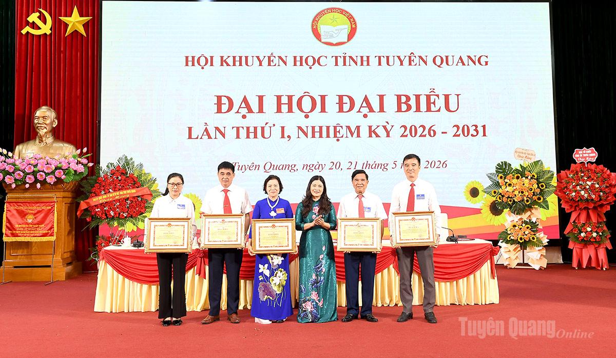 Đồng chí Phó Chủ tịch UBND tỉnh Vương Ngọc Hà trao Bằng khen cho đại diện các gia đình học tập tiêu biểu và các cá nhân.