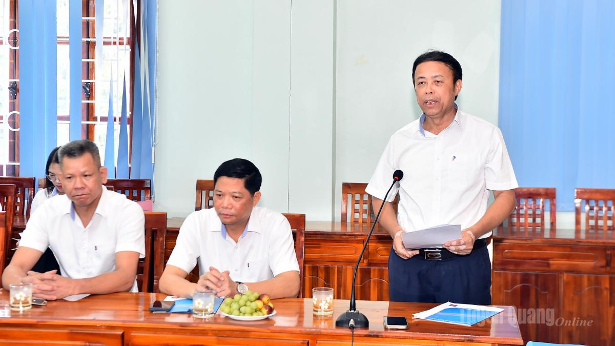 Lãnh đạo Công ty TNHH MTV Petrolimex Tuyên Quang báo cáo tình hình sản xuất kinh doanh.