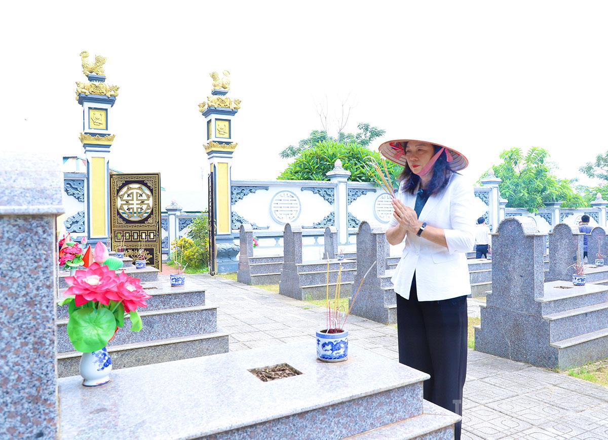 Phó Chủ tịch HĐND tỉnh Phạm Thị Minh Xuân thắp hương các phần mộ liệt sĩ.