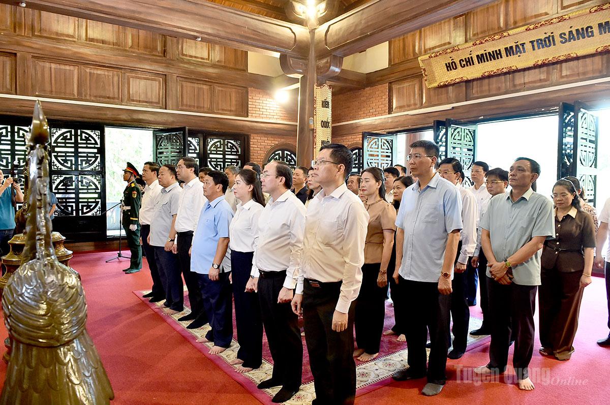Các đại biểu hai tỉnh Tuyên Quang và Thái Nguyên dâng hương Chủ tịch Hồ Chí Minh tại Nhà tưởng niệm.
