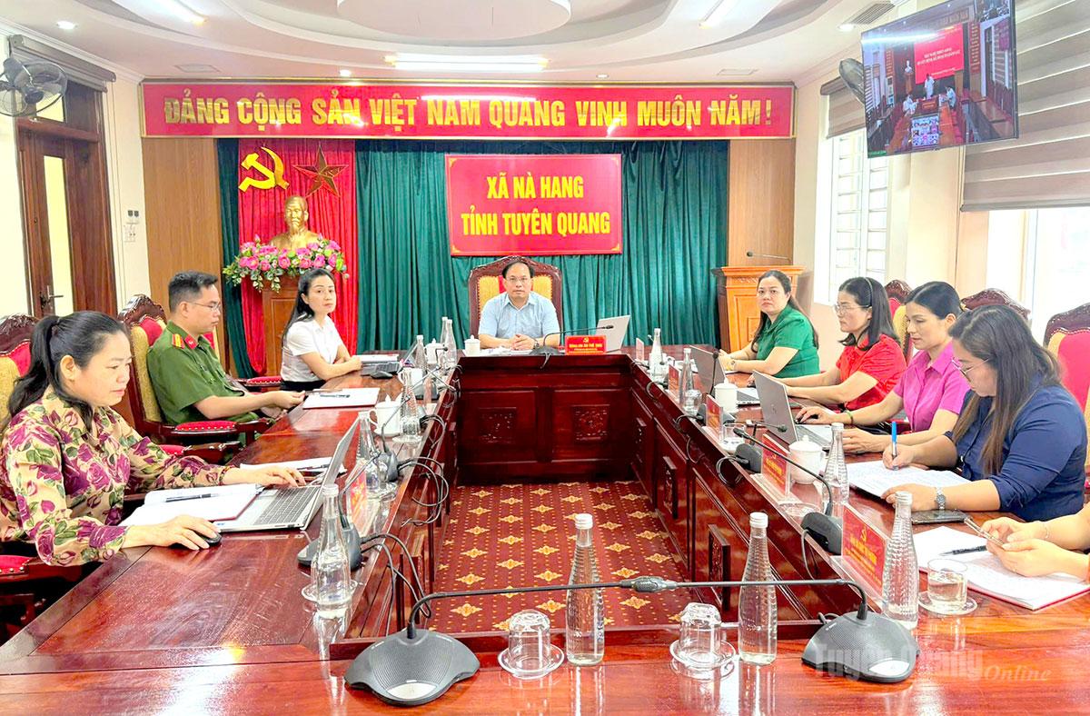 Các đại biểu dự hội nghị tại điểm cầu xã Nà Hang.