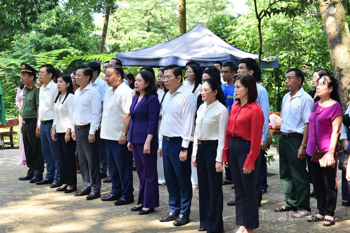 Phó Chủ tịch nước Võ Thị Ánh Xuân cùng các đại và nhân dân dâng hương tại lán Nà Nưa.