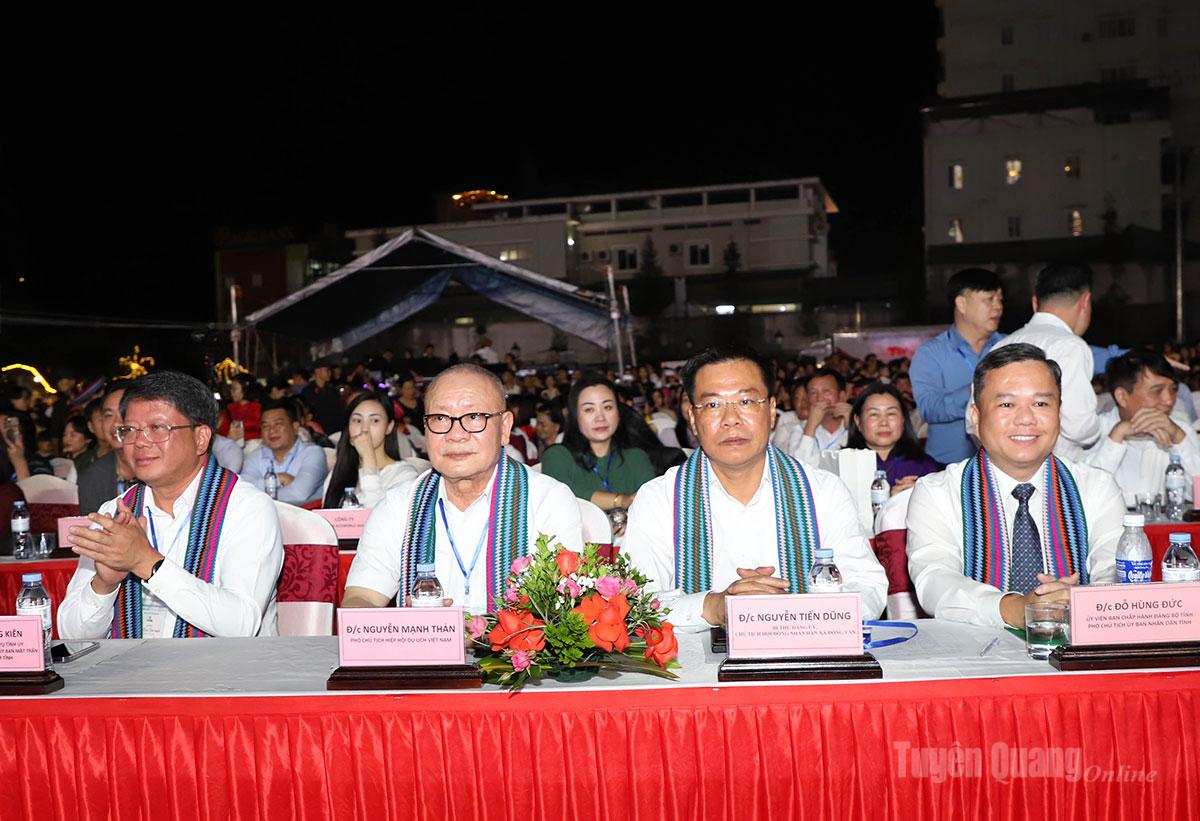 Các đại biểu dự Lễ hội hoa Tam giác mạch.
