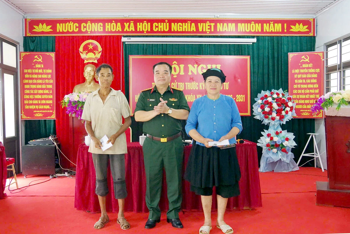 Phó Chính uỷ Bộ CHQS tỉnh Tuyên Quang Nguyễn Minh Khôi tặng quà cho 3 hộ nghèo đặc biệt khó khăn xã Tát Ngà.