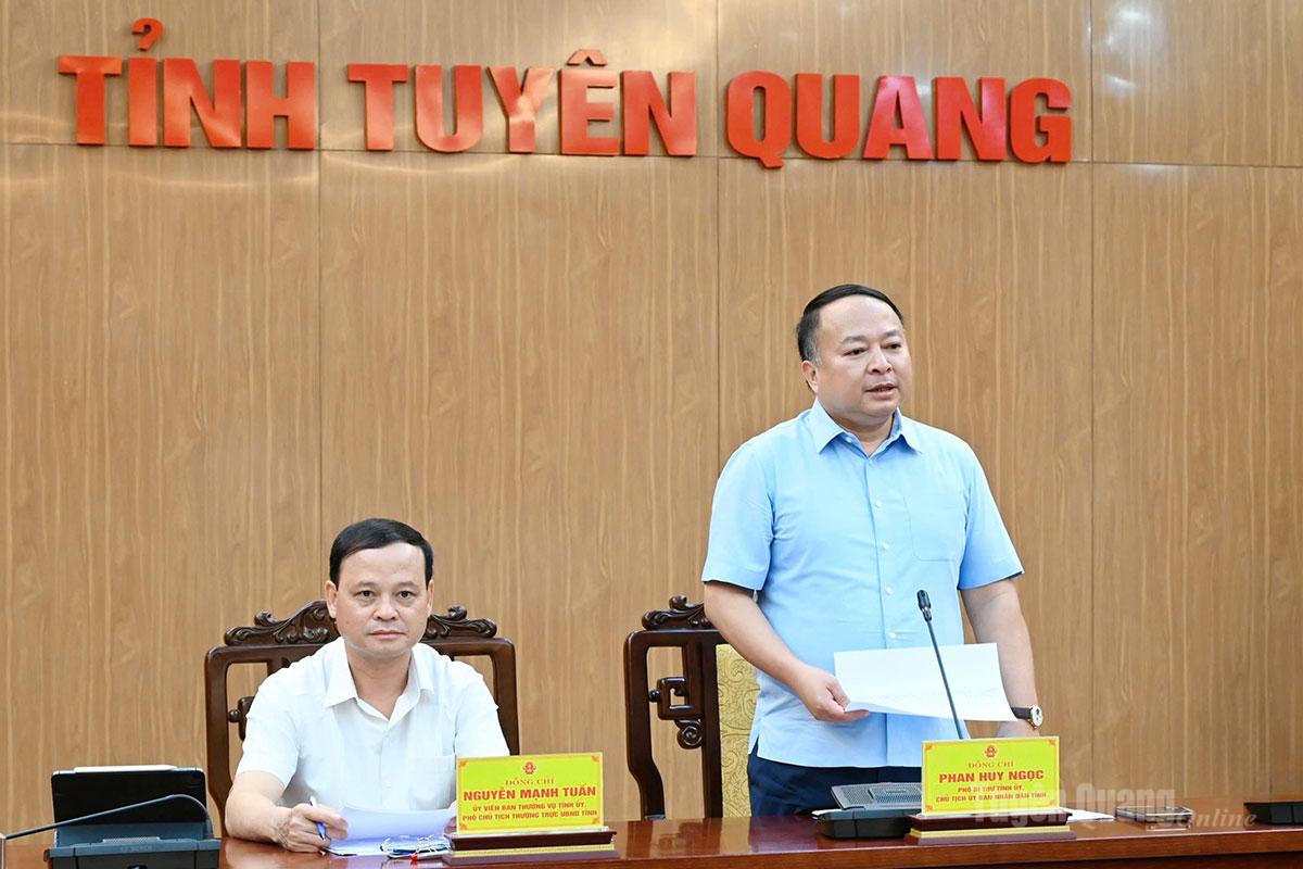 Các đồng chí lãnh đạo UBND tỉnh chủ trì cuộc họp.