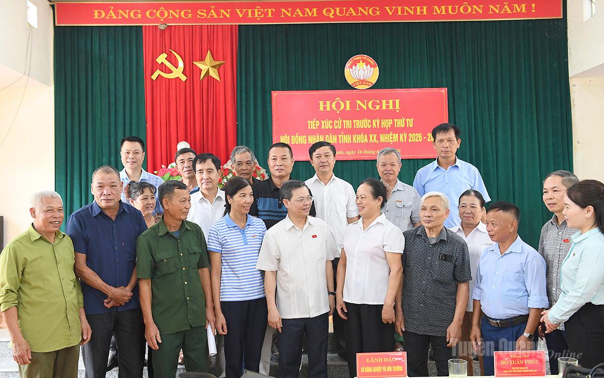 Chủ tịch HĐND tỉnh Nguyễn Văn Sơn và các đại biểu HĐND tỉnh trao đổi với cử tri xã Tân Thanh.