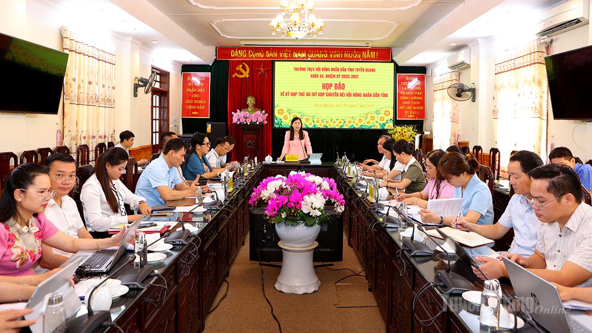 Đại biểu dự họp báo.