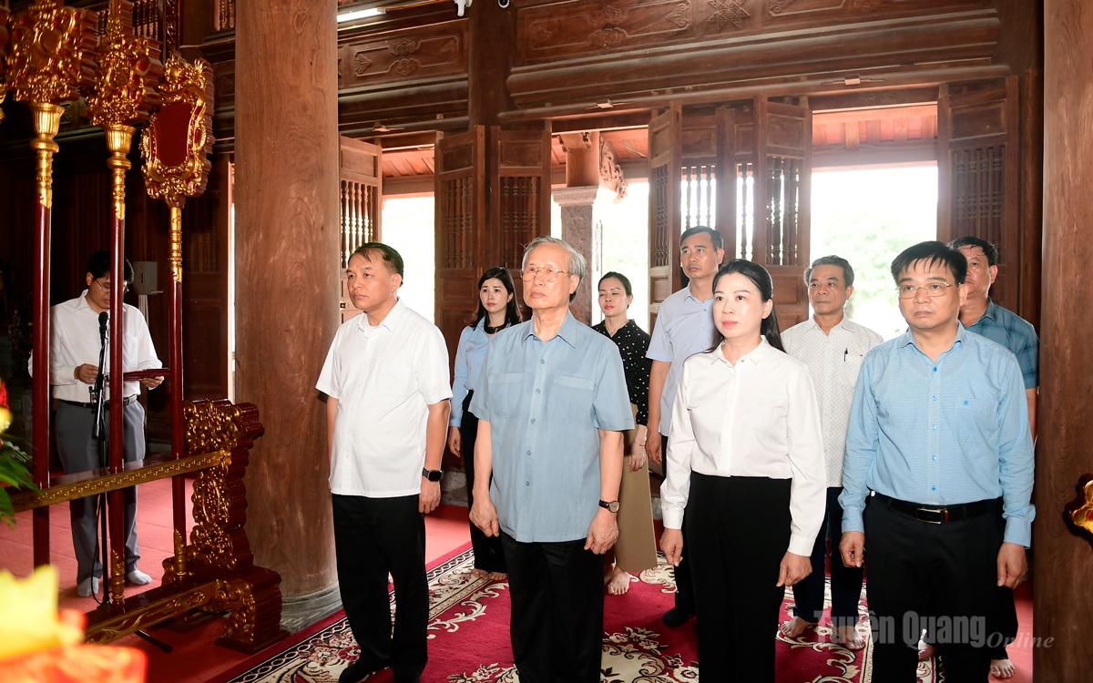 Đồng chí Trần Quốc Vượng, nguyên Ủy viên Bộ Chính trị, nguyên Thường trực Ban Bí thư và các đồng chí lãnh đạo tỉnh dâng hương tại Khu tưởng niệm Chủ tịch Hồ Chí Minh và các vị tiền bối cách mạng.