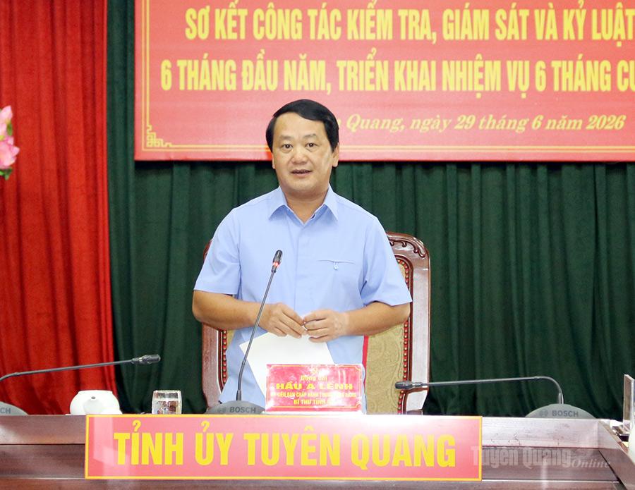 Bí thư Tỉnh ủy Hầu A Lềnh phát biểu tham luận tại Hội nghị.