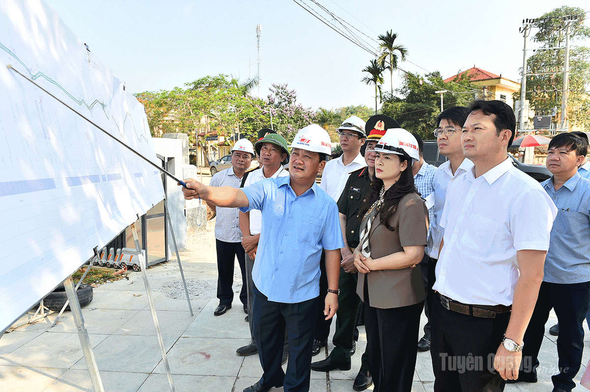 Đồng chí Bí thư Tỉnh ủy Hầu A Lềnh kiểm tra tiến độ dự án tuyến đường Tân Trào – Trung Yên.