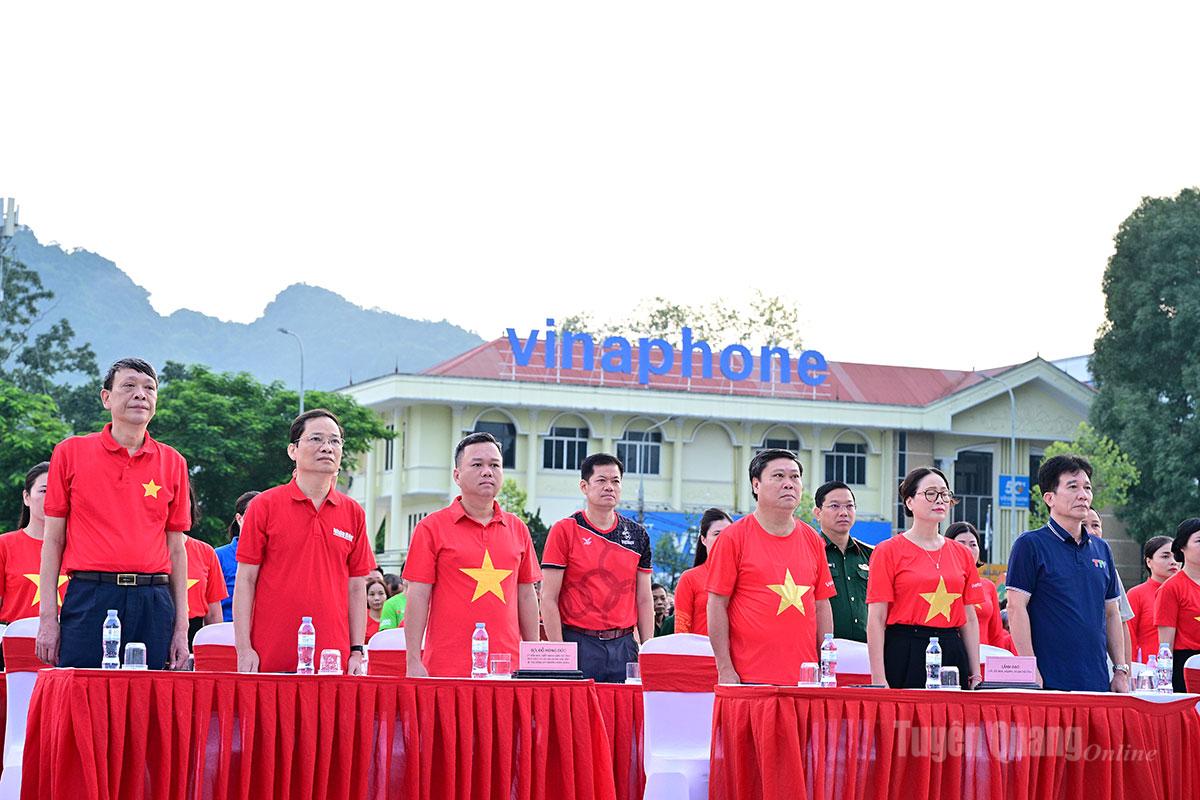 Phó Chủ tịch UBND tỉnh Đỗ Hùng Đức và các đại biểu dự buổi lễ.