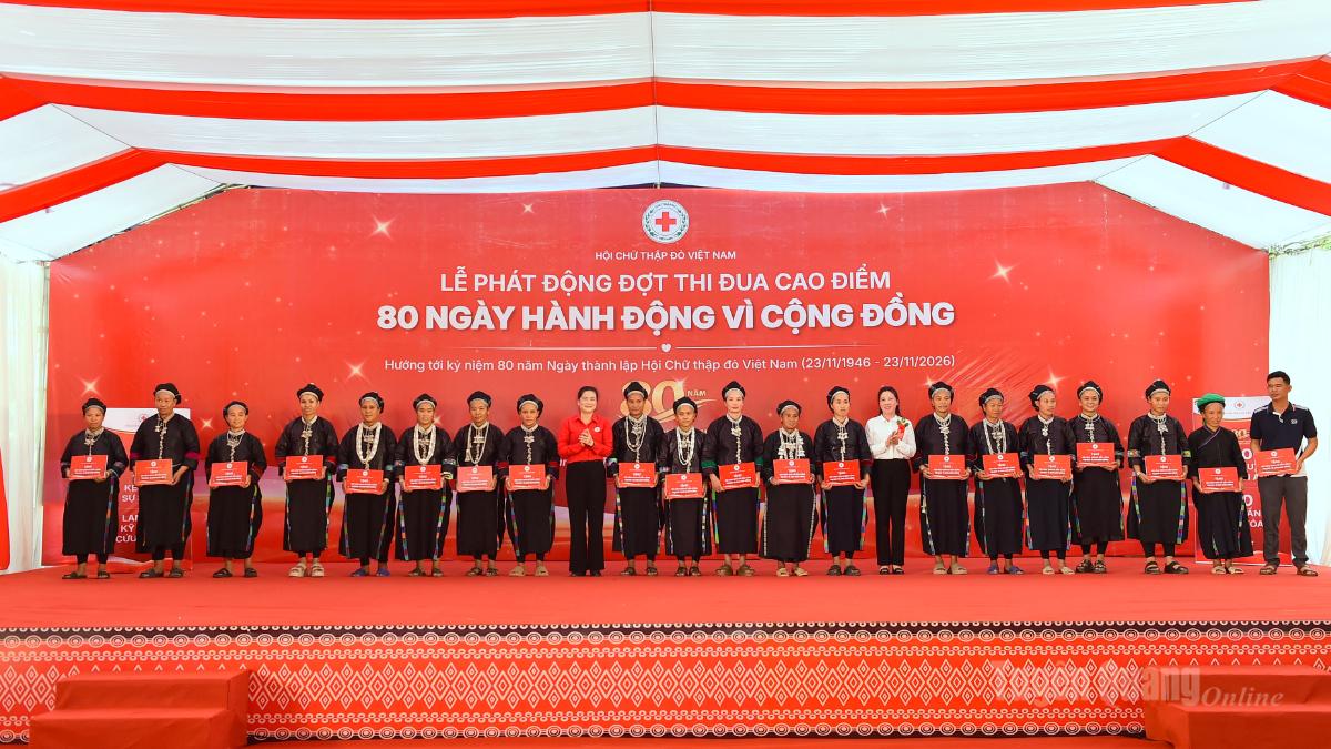 Các đồng chí lãnh đạo Hội Chữ thập đỏ Việt Nam, tỉnh Tuyên Quang trao biểu trưng hỗ trợ sinh kế cho các hộ gia đình xã Nấm Dẩn.