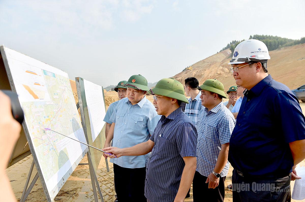 Chủ tịch UBND tỉnh Phan Huy Ngọc khảo sát tuyến đường đoạn 8,1 km đầu tuyến cao tốc Tuyên Quang - Hà Giang (giai đoạn 1).