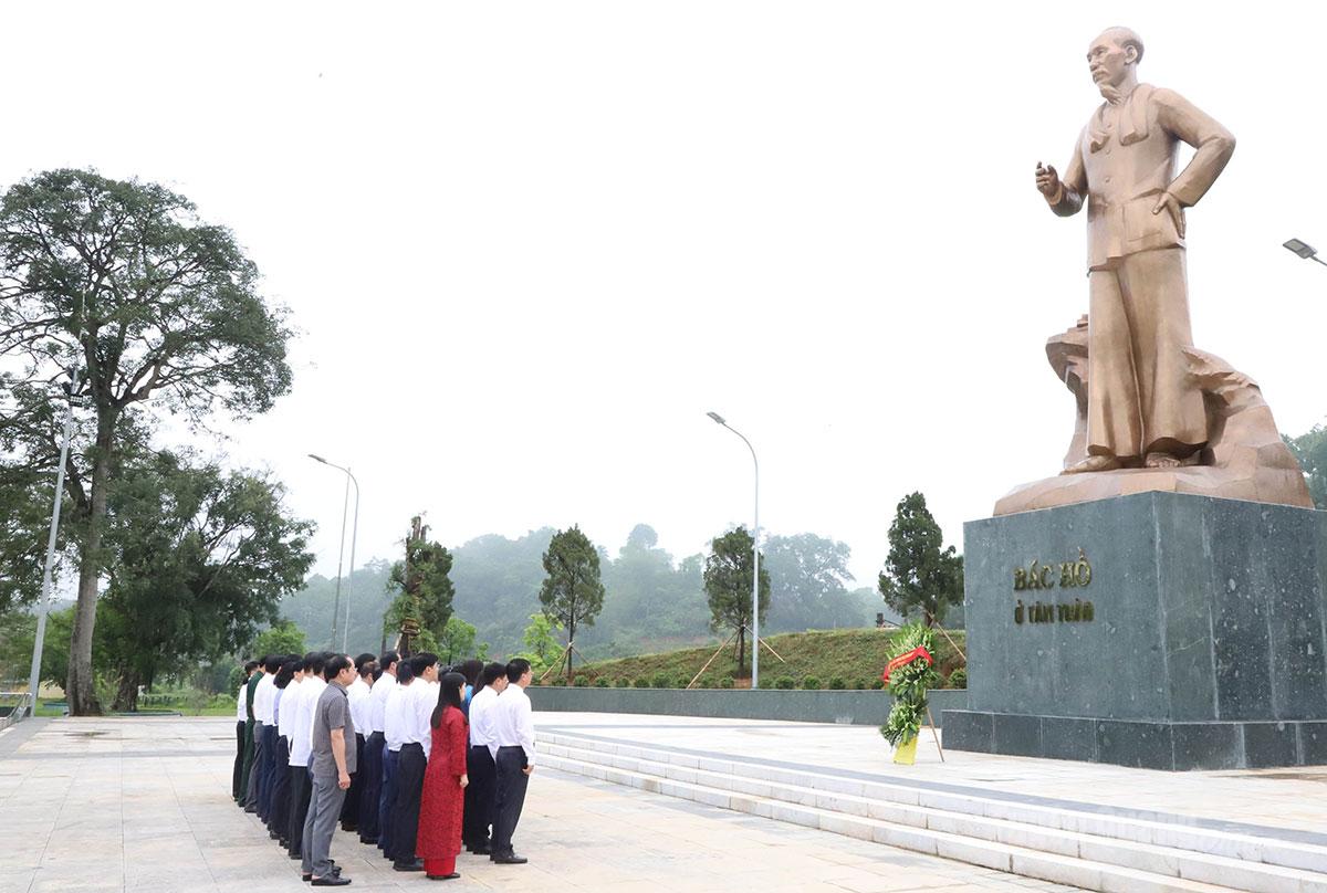 Đoàn đại biểu Tỉnh ủy, HĐND, UBND, Ủy ban MTTQ tỉnh đến dâng tưởng nhớ Bác tại Tượng đài “Bác Hồ ở Tân Trào”.
