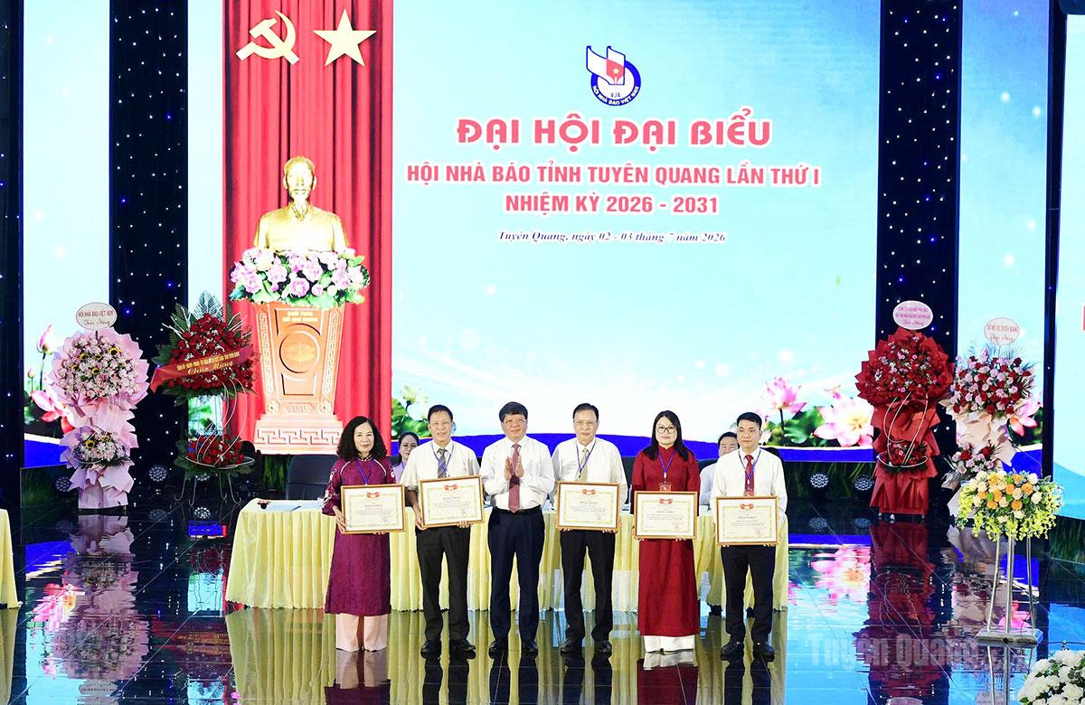 Đồng chí Hà Trung Kiên, Ủy viên BTV Tỉnh ủy, Phó Chủ tịch Thường trực Uỷ ban MTTQ Việt Nam tỉnh, tặng Bằng khen cho các tập thể, cá nhân.